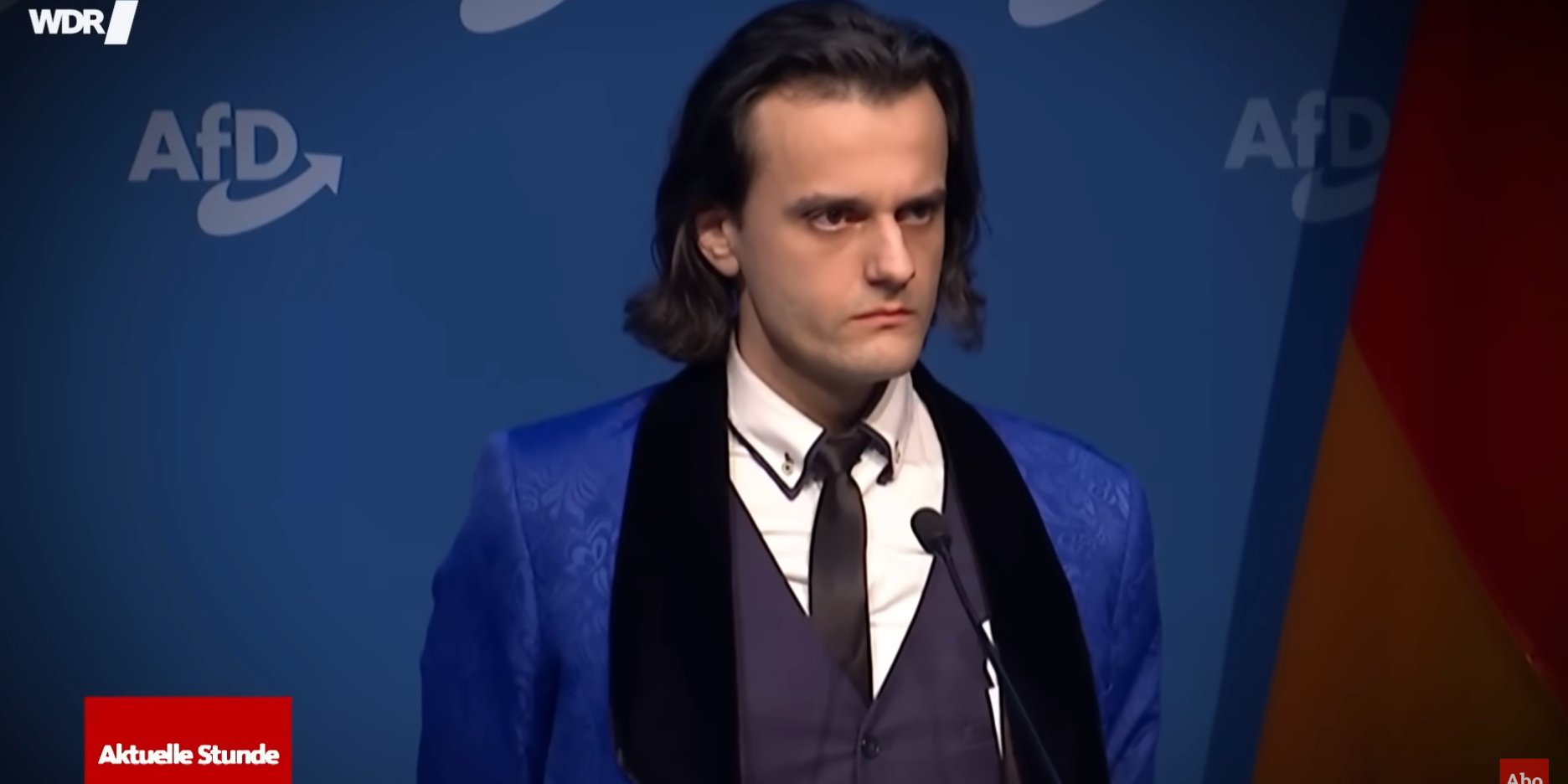 У Німеччині розгорівся політичний скандал через політика, схожого на Гітлера (Фото: Скриншот відео / WDR aktuell)