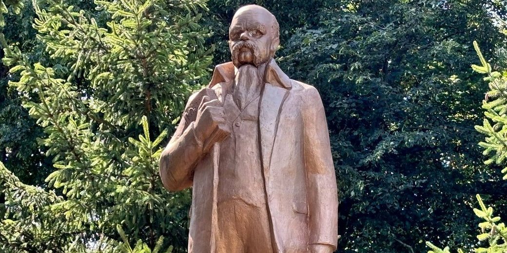 Перероблений пам’ятник Леніну в&nbsp;селі Котлярка (Фото: Суспільне Житомир)