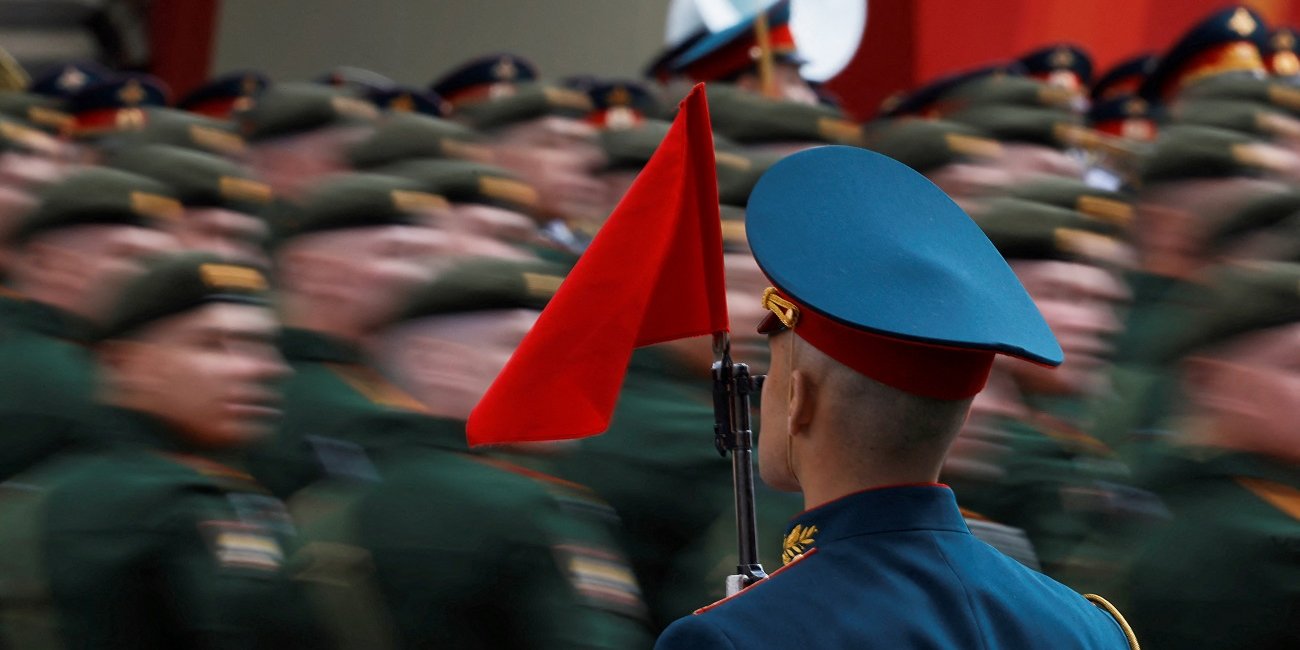 Російські військовослужбовці беруть участь у військовому параді на&nbsp;Красній площі в&nbsp;центрі Москви 9 травня 2025 року (Фото: REUTERS/Maxim Shemetov)
