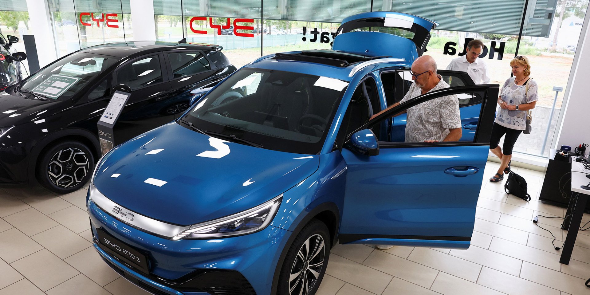 Покупатели осматривают автомобиль в&nbsp;дилерском центре BYD в&nbsp;испанском городе Сант-Кугат-дель-Вальес (Фото: Reuters/Albert Gea)