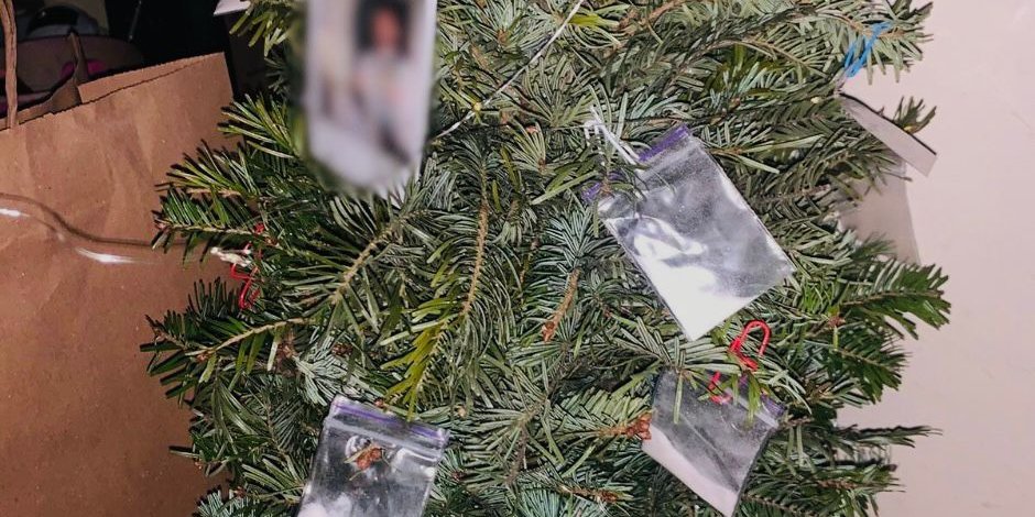 У&nbsp;наркоторговця ялинка була прикрашена наркотиками (Фото: Прокуратура Києва/Telegram)