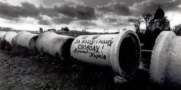 Напис на&nbsp;одній із барикад Вільнюса, січень 1991 року (Фото: Lietuvos nacionalinė Martyno Mažvydo biblioteka)
