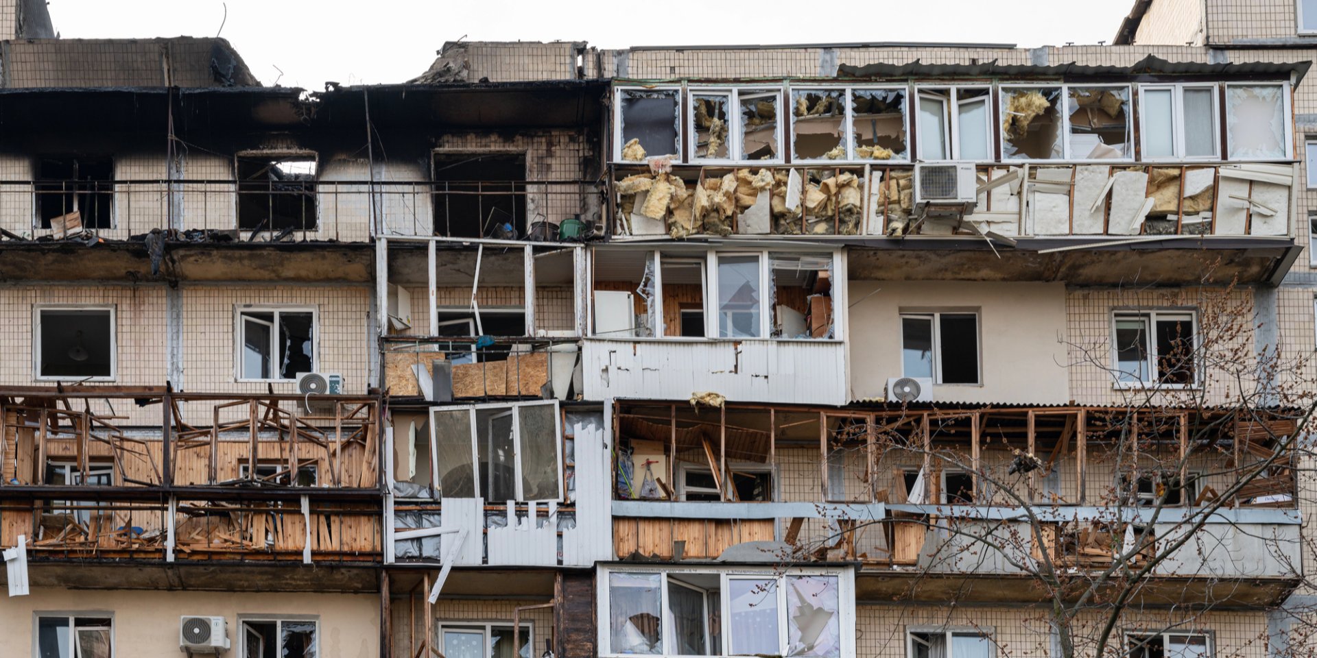 Жилой дом в&nbsp;Киеве, поврежденный во&nbsp;время российского ракетного обстрела (Фото: taratata/Depositphotos)