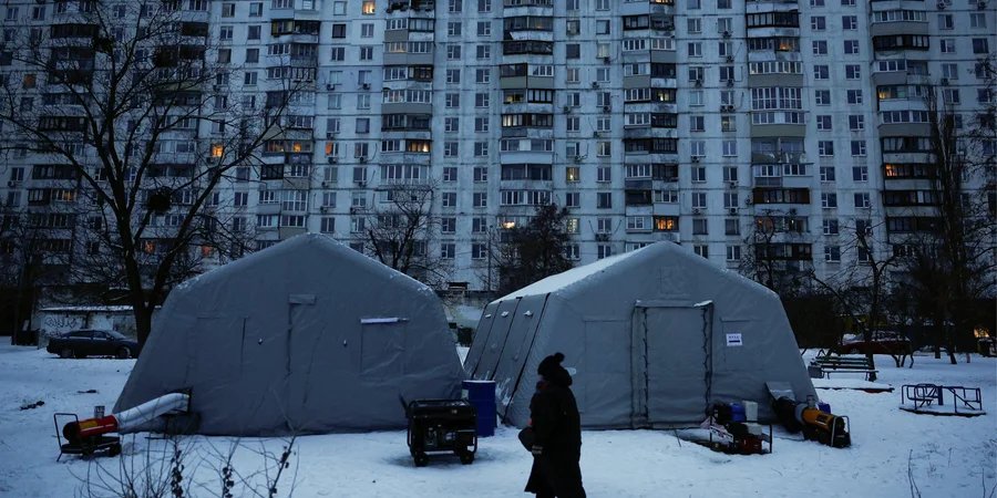 Temporary heating tents set up in a residential district after Russian strikes damaged energy infrastructure during freezing temperatures. (Photo: REUTERS/Alina Smutko)