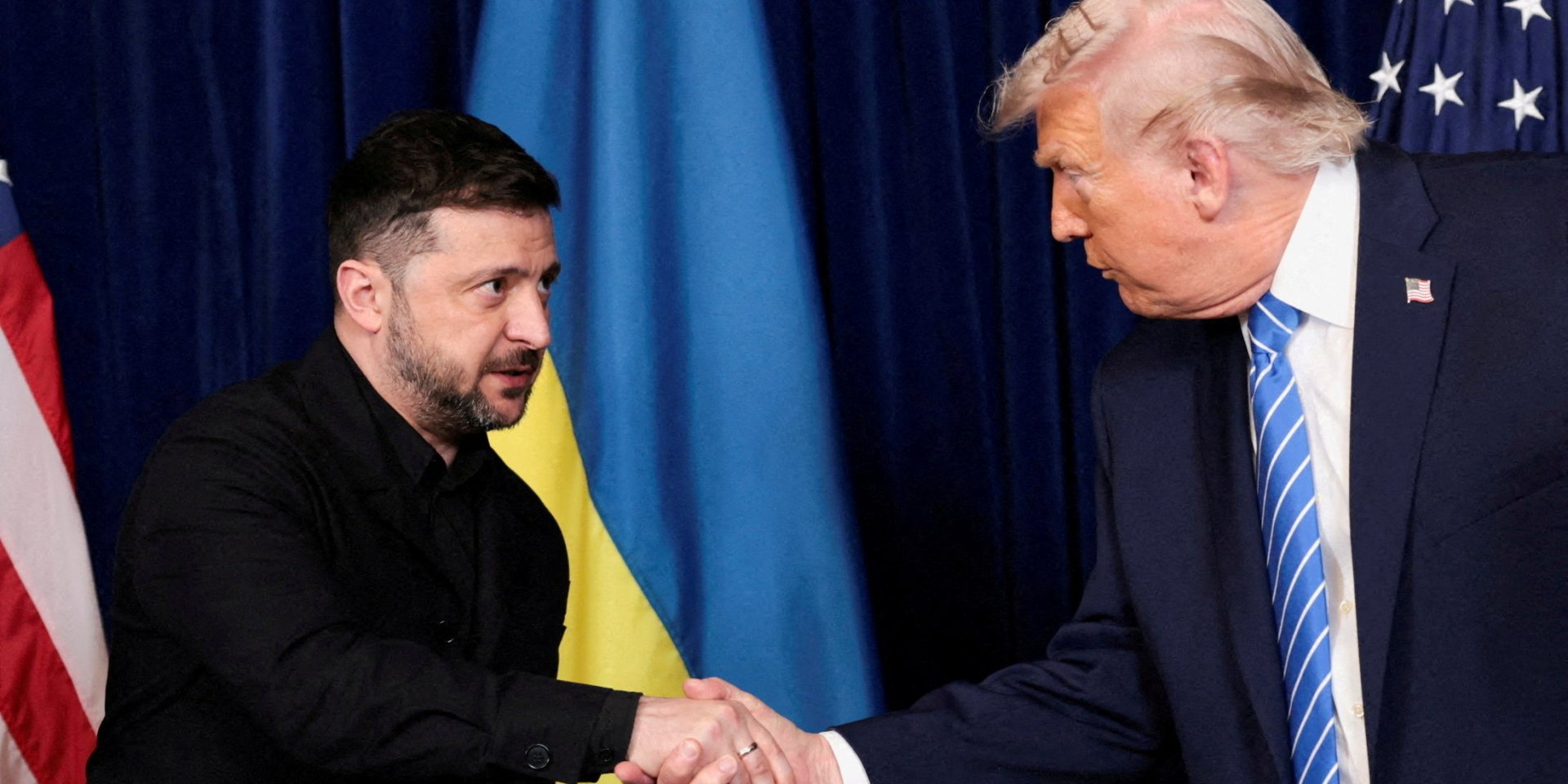 Зеленский и&nbsp;Трамп жмут руки (Фото: REUTERS/Jonathan Ernst)