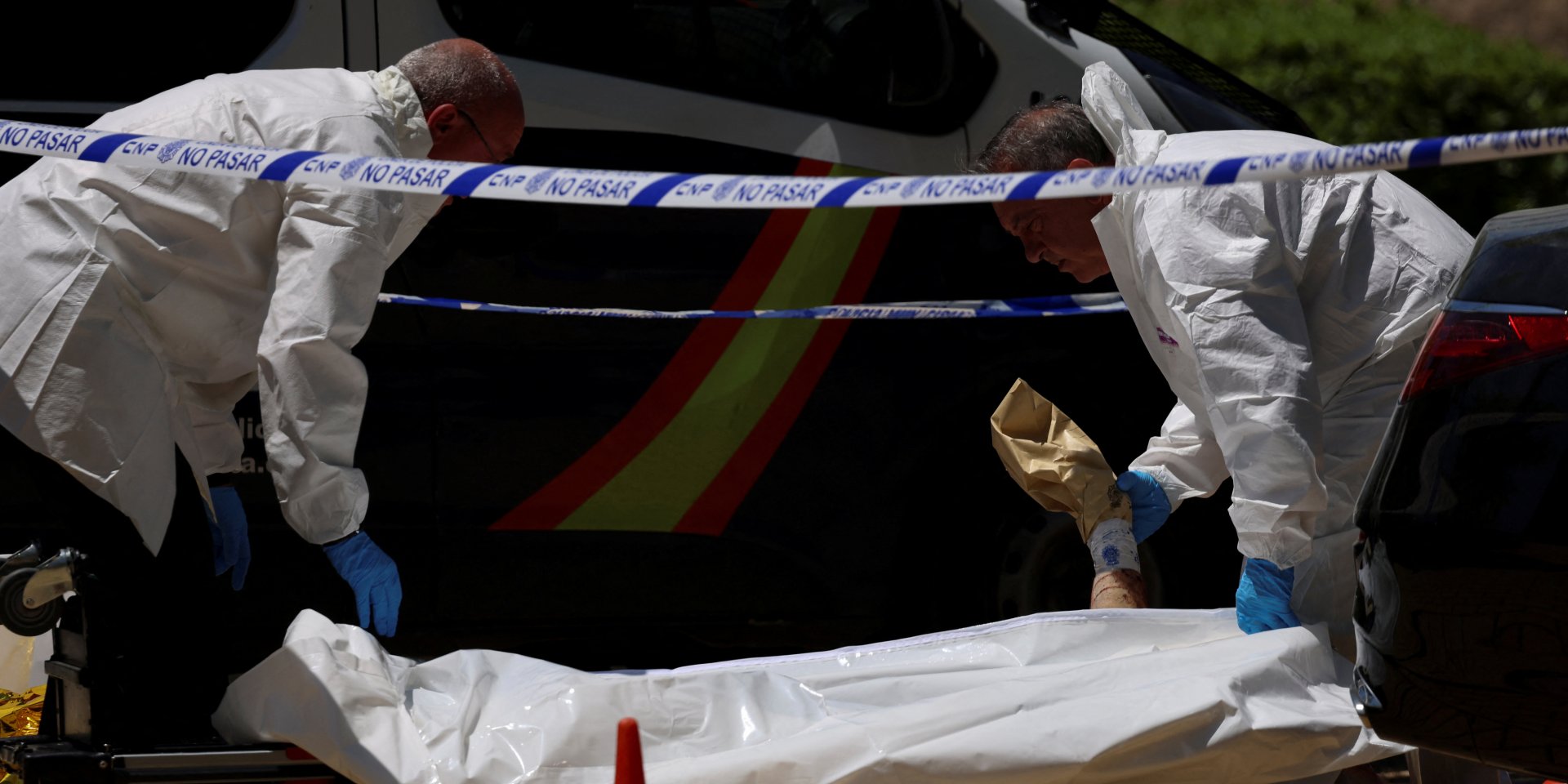 Співробітники похоронного бюро працюють біля тіла колишнього українського проросійського політика Андрія Портнова. Мадрид, 21 травня 2025 року (Фото: REUTERS/Nacho Doce)