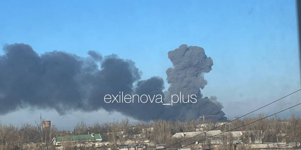 Пожежа у&nbsp;Донецьку після удару ЗСУ 7 березня 2026 року (Фото: Exilenova+)