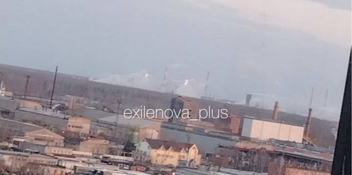 У&nbsp;Великому Новгороді спалахнула пожежа на хімзаводі Акрон після атаки безпілотників, 9 березня 2026 року (Фото: Exilenova+/Telegram)