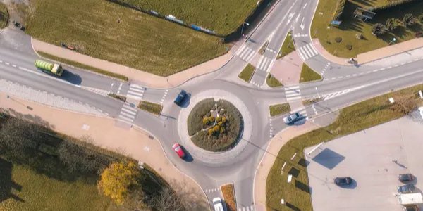 Чи&nbsp;потрібно вмикати покажчик на&nbsp;круговому перехресті (Фото: depositphotos.com)