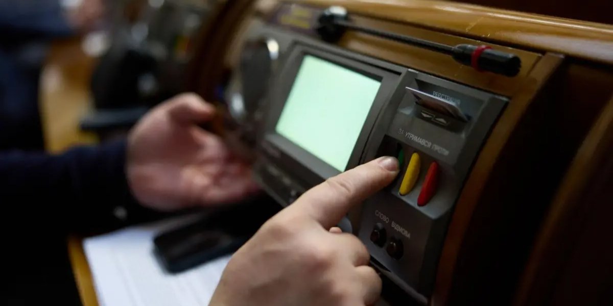 Формально у&nbsp;парламенті досі існує «монобільшість» Слуги народу, але на&nbsp;практиці це&nbsp;давно зламалось (Фото: Facebook | Верховна Рада)