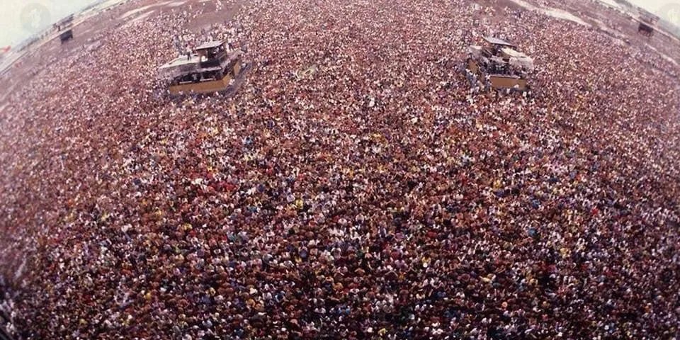 Сотні тисяч людей&nbsp;— загалом до&nbsp;1,6 мільйона&nbsp;— зібралися на&nbsp;аеродромі Тушино в&nbsp;Москві у&nbsp;вересні 1991 року на&nbsp;концерт Metallica, за кілька тижнів до&nbsp;розпаду Радянського Союзу (Фото: https://www.themusicman.uk/)
