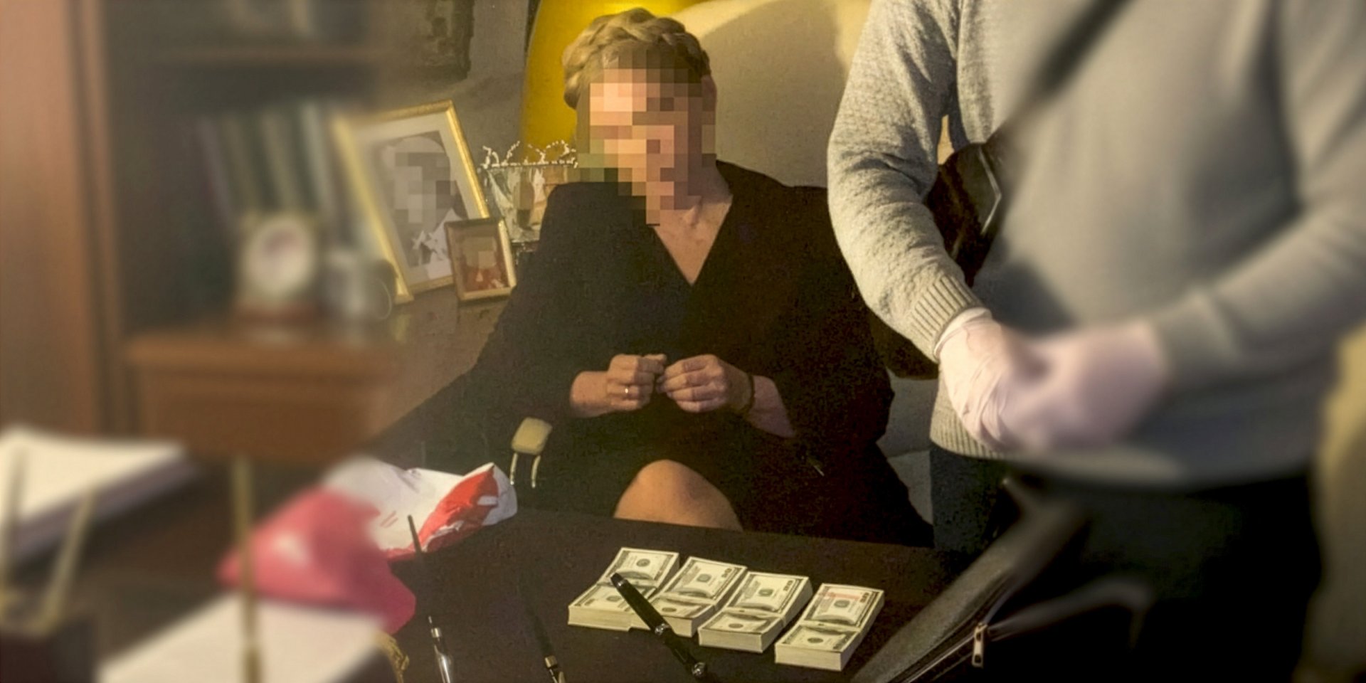Юлія Тимошенко та&nbsp;виявлені у&nbsp;неї під час обшуку НАБУ гроші (Фото: НАБУ)