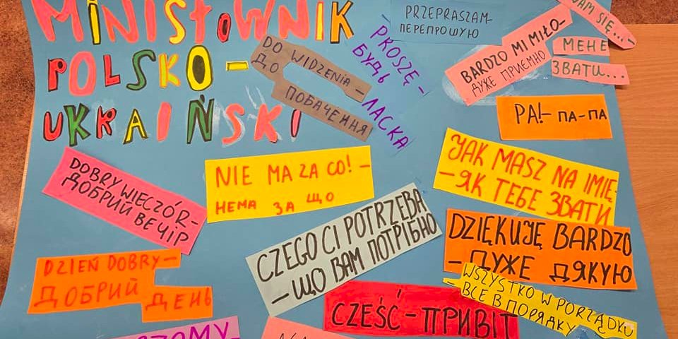 Плакат, створений учнями школи, в&nbsp;якій викладає Павло Левчук напередодні Дня рідної мови, лютий 2025 року (Фото: Paweł Lewczuk via Facebook)