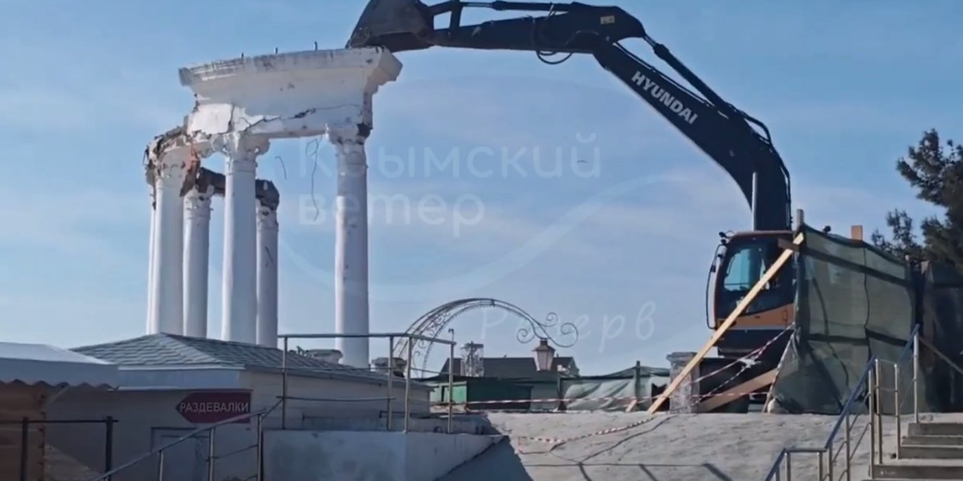 В&nbsp;окупованій Алушті зруйнували білу ротонду (Фото: скріншот/Telegram/Крымский ветер)