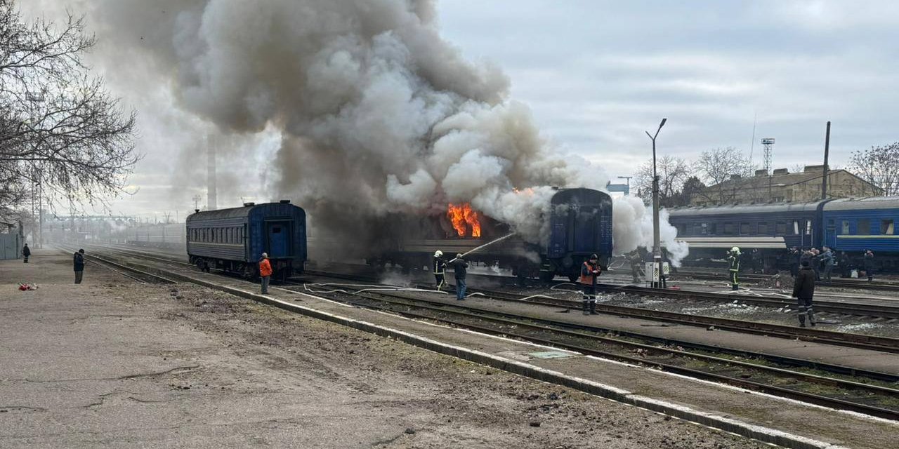 В&nbsp;УЗ кажуть, що&nbsp;безпекові правила змінилися, бо&nbsp;Росія почала прицільно бити по&nbsp;потягах (Фото: Олексій Кулеба)