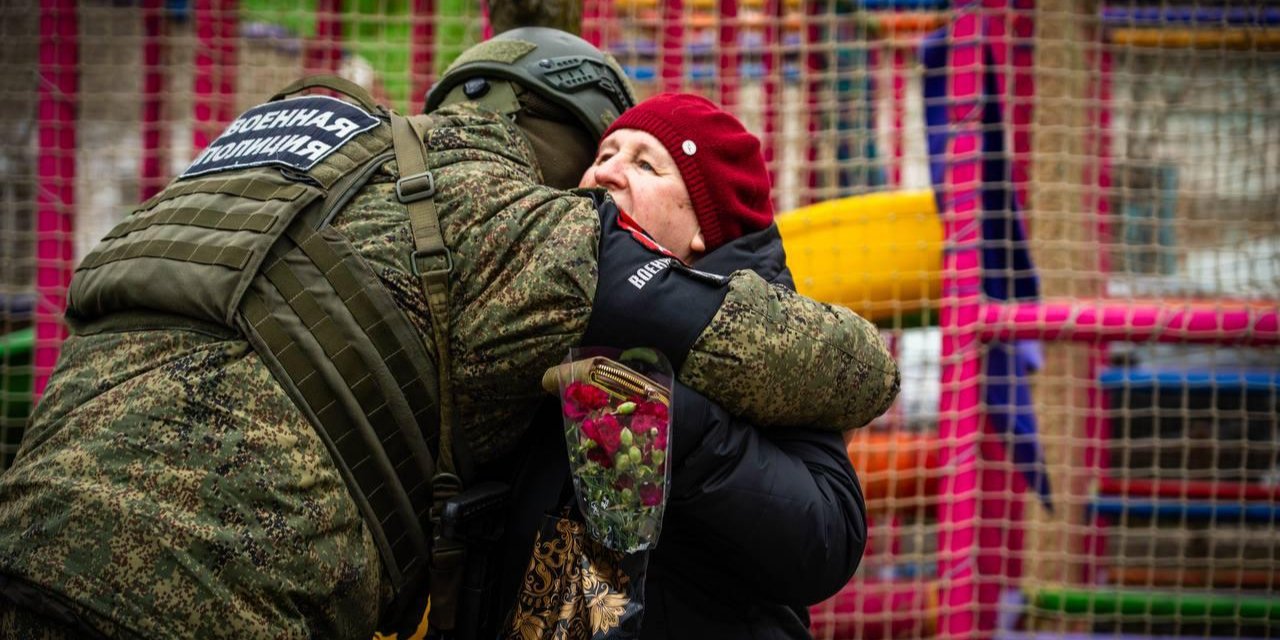 Російський окупант вітає жінку в&nbsp;Генічеську з&nbsp;8 березня (Фото: Владимир Сальдо via Telegram)