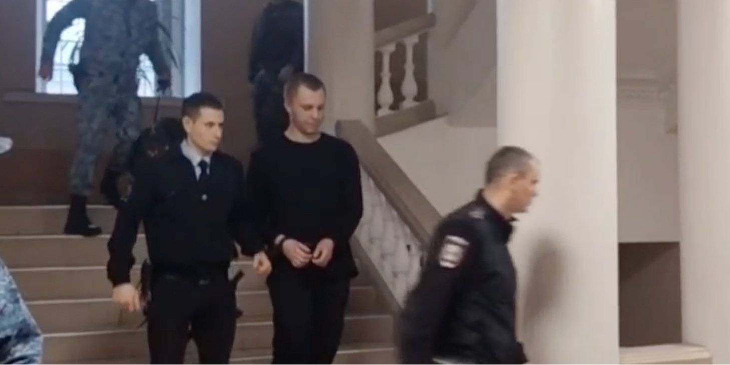 Микита Журавель (у&nbsp;центрі) під конвоєм у&nbsp;суді (Фото: Об'єднана пресслужба судів Волгоградської області / скриншот із відео / Telegram)