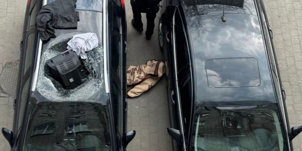 У&nbsp;Львові чоловік викинув з вікна телевізор і розбив чуже авто (Фото: Соцмережі)