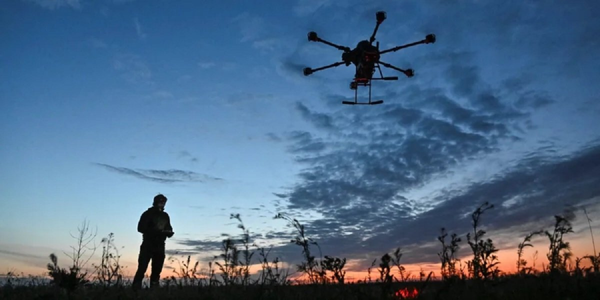 Ukrainian soldier launching a drone (Photo: REUTERS/Stringer/File Photo)