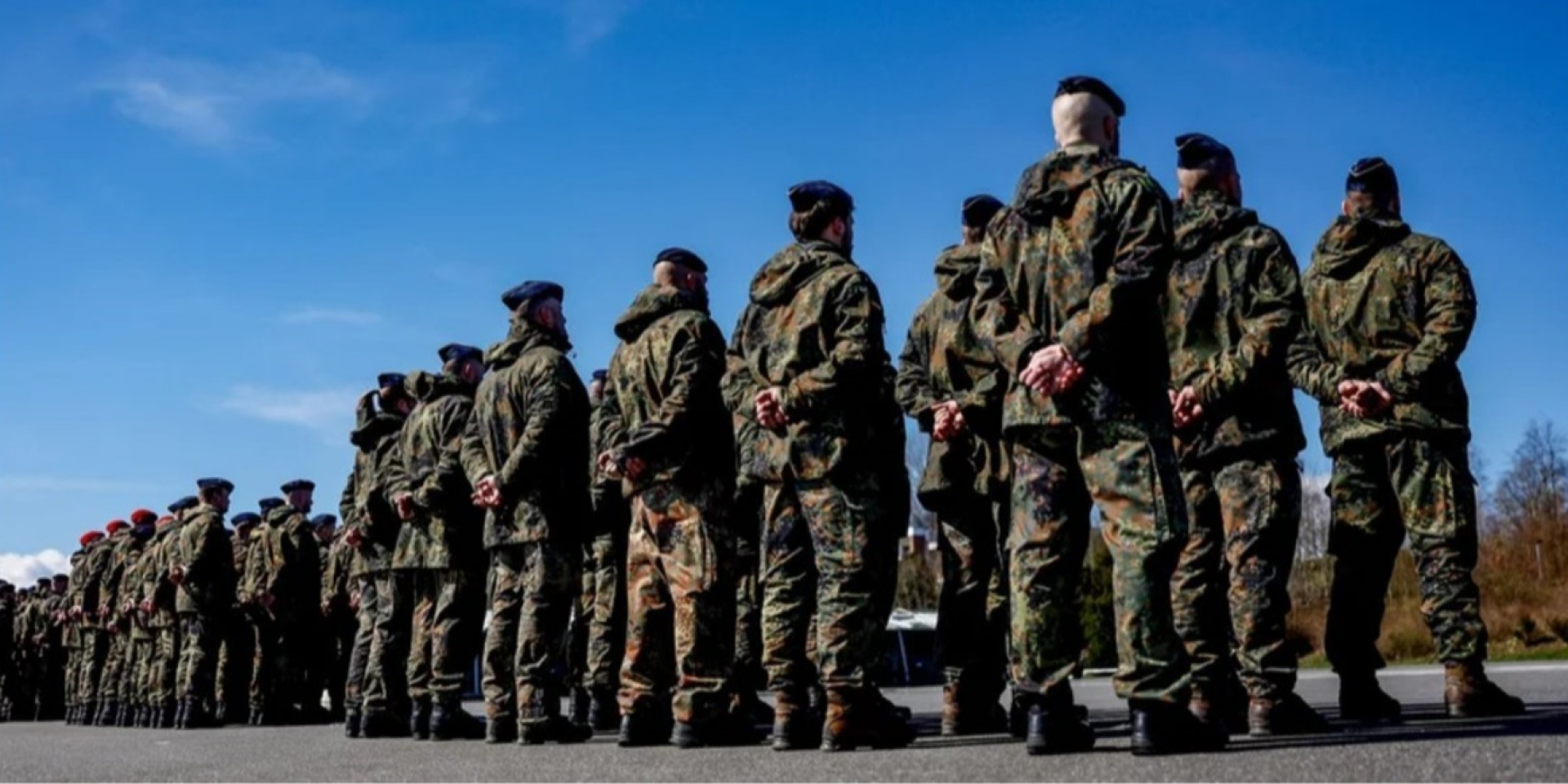 Згідно з&nbsp;новою редакцією закону, чоловіки повинні отримати такий дозвіл від Центру кар'єри збройних сил Німеччини&nbsp;— незалежно від мети виїзду з&nbsp;країни (Фото: Reuters)