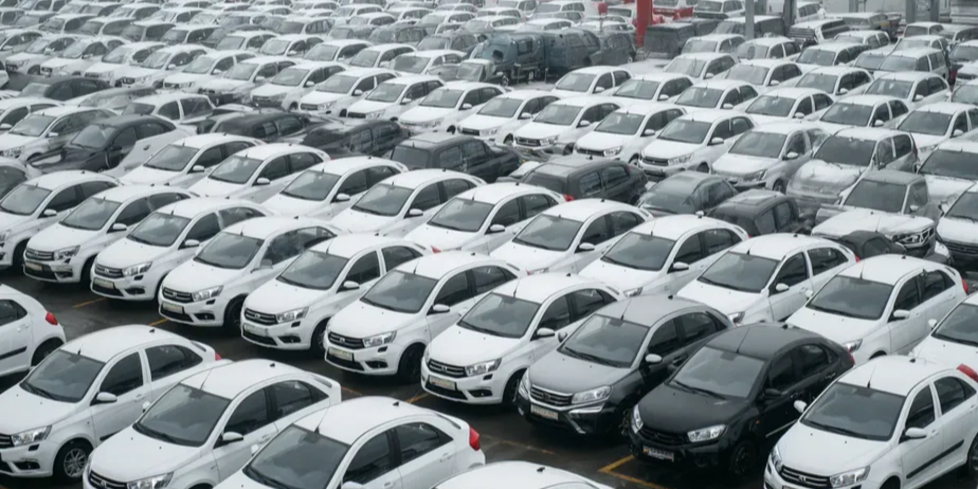 AvtoVAZ dealer inventories are overflowing due to weak sales. (Photo: IXBT.com)