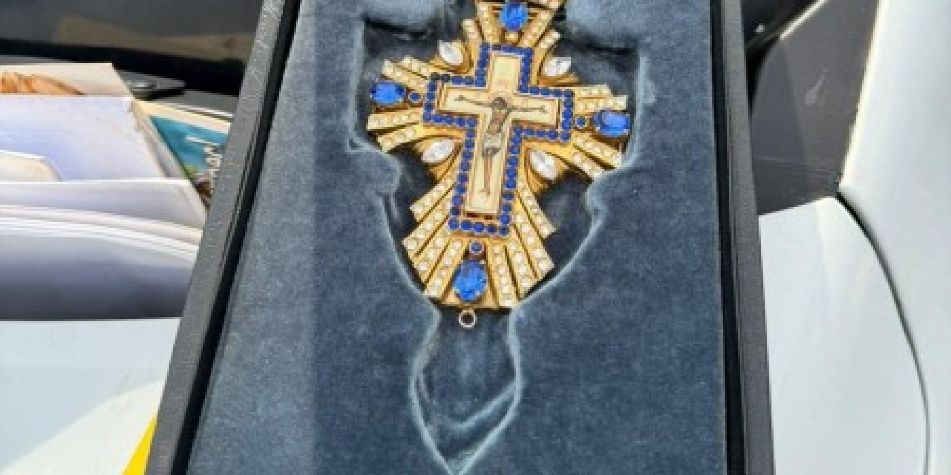 Чоловік з&nbsp;Франківщини викрав хрест з&nbsp;храму у&nbsp;Львові (Фото: Поліція Львівської області)