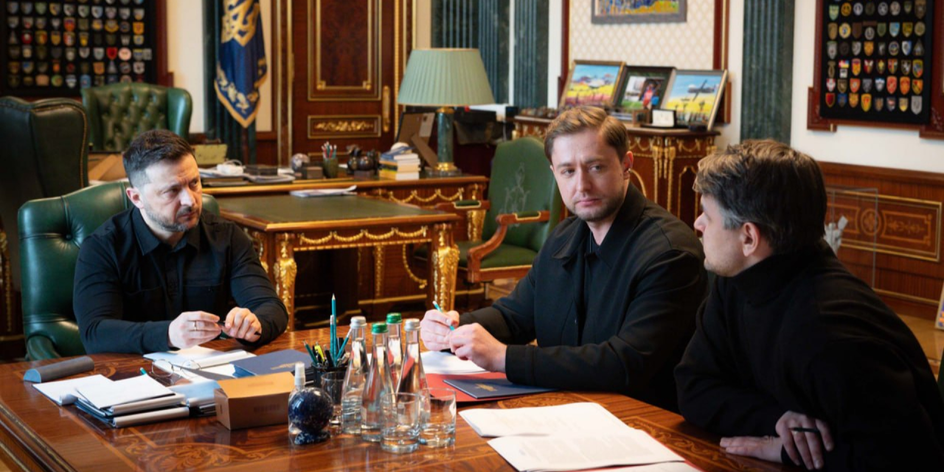 Zelenskyy being debriefed by members of the Bring Kids Back UA team, Oleksandr Bevz and Maksym Maksymov (Photo: @V_Zelenskiy_official)