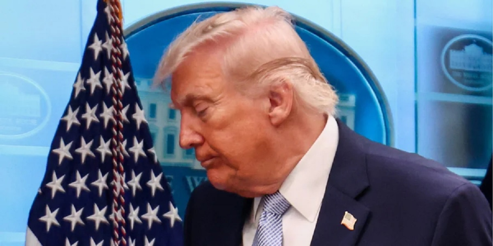 Президент США Дональд Трамп залишає зал для прес-брифінгів у Білому домі 6 квітня 2026 року (Фото: REUTERS/Kevin Lama)