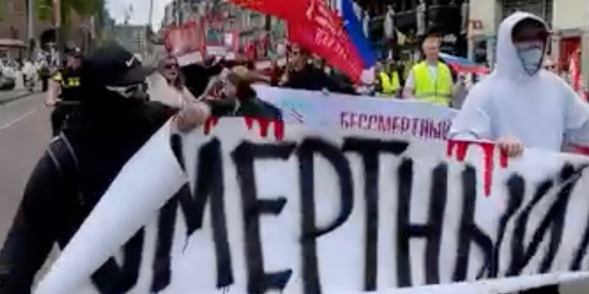 Українські активісти виступили проти проросійського маршу в Нідерландах (Фото: Скриншот із відео)