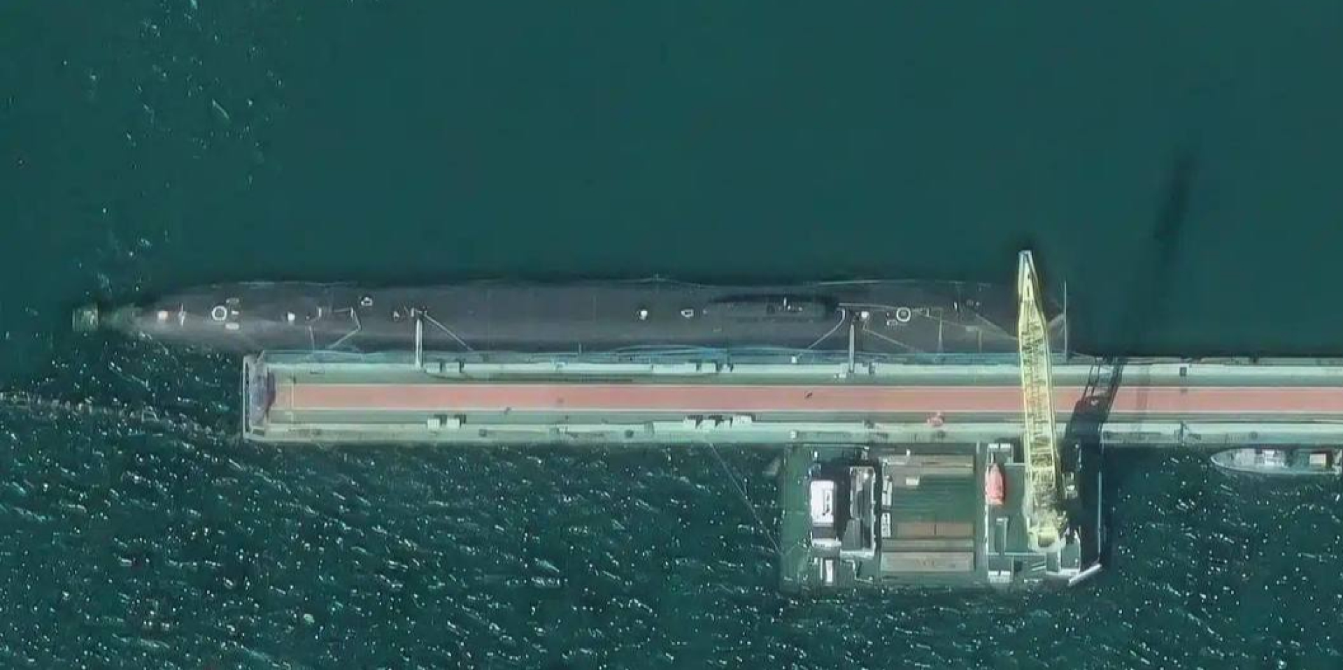 Satellite images capture anti-drone nets on Russian nuclear submarines (Photo: STERNENKO/Telegram)