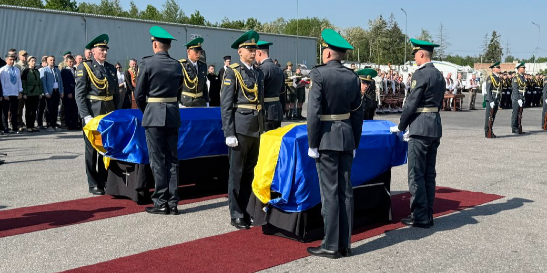 Прах очільника ОУН Андрія Мельника та&nbsp;його дружини Софії передали в&nbsp;Україну через кордон зі Словаччиною (Фото: Суспільне Ужгород/Сергій Чернишов)