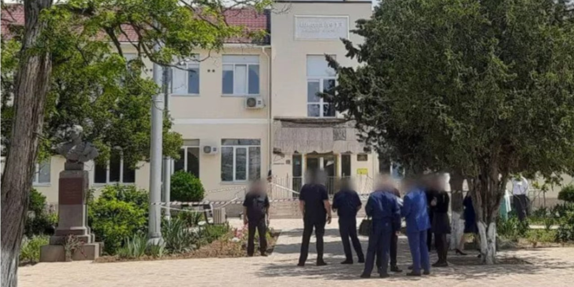 В&nbsp;Севастополі випускники місцевої школи № 13 вийшли на&nbsp;балкон, щоб зробити традиційне фото&nbsp;— конструкція обвалилася разом з&nbsp;ними (Фото: ForPost (соціальні медіа))