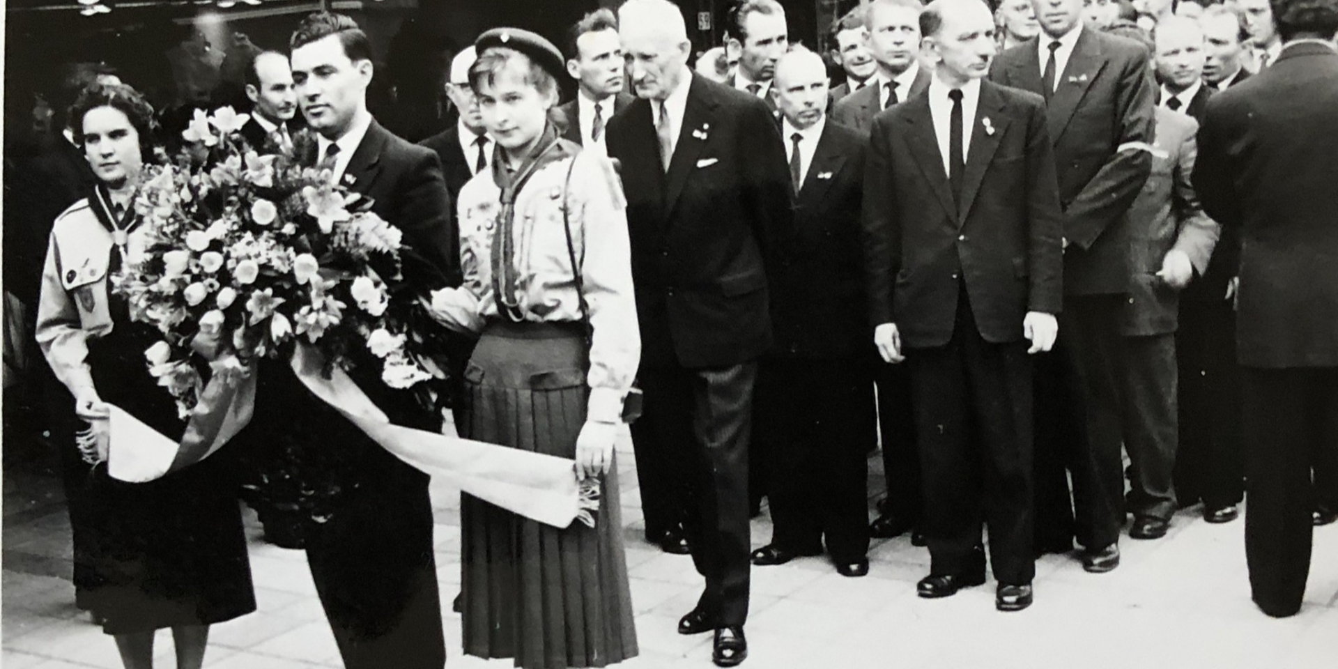 Андрій Мельник (на&nbsp;фото&nbsp;— у&nbsp;центрі за&nbsp;трійцею з вінком), за&nbsp;ним&nbsp;— Степан Бандера і Степан Ленкавський (дивиться вбік), автор Декалогу Українського націоналіста, 1940-го був посередником у&nbsp;переговорах Мельника з&nbsp;Бандерою. Роттердам, травень 1958 року, вшанування пам’яті загиблого 20 років тому Євгена Коновальця (Фото: DR)