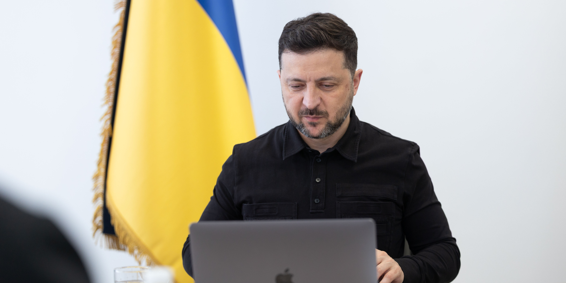 Президент України Володимир Зеленський провів першу за&nbsp;багато років двосторонню зустріч з&nbsp;Петром Порошенком (Фото: Офіс президента)