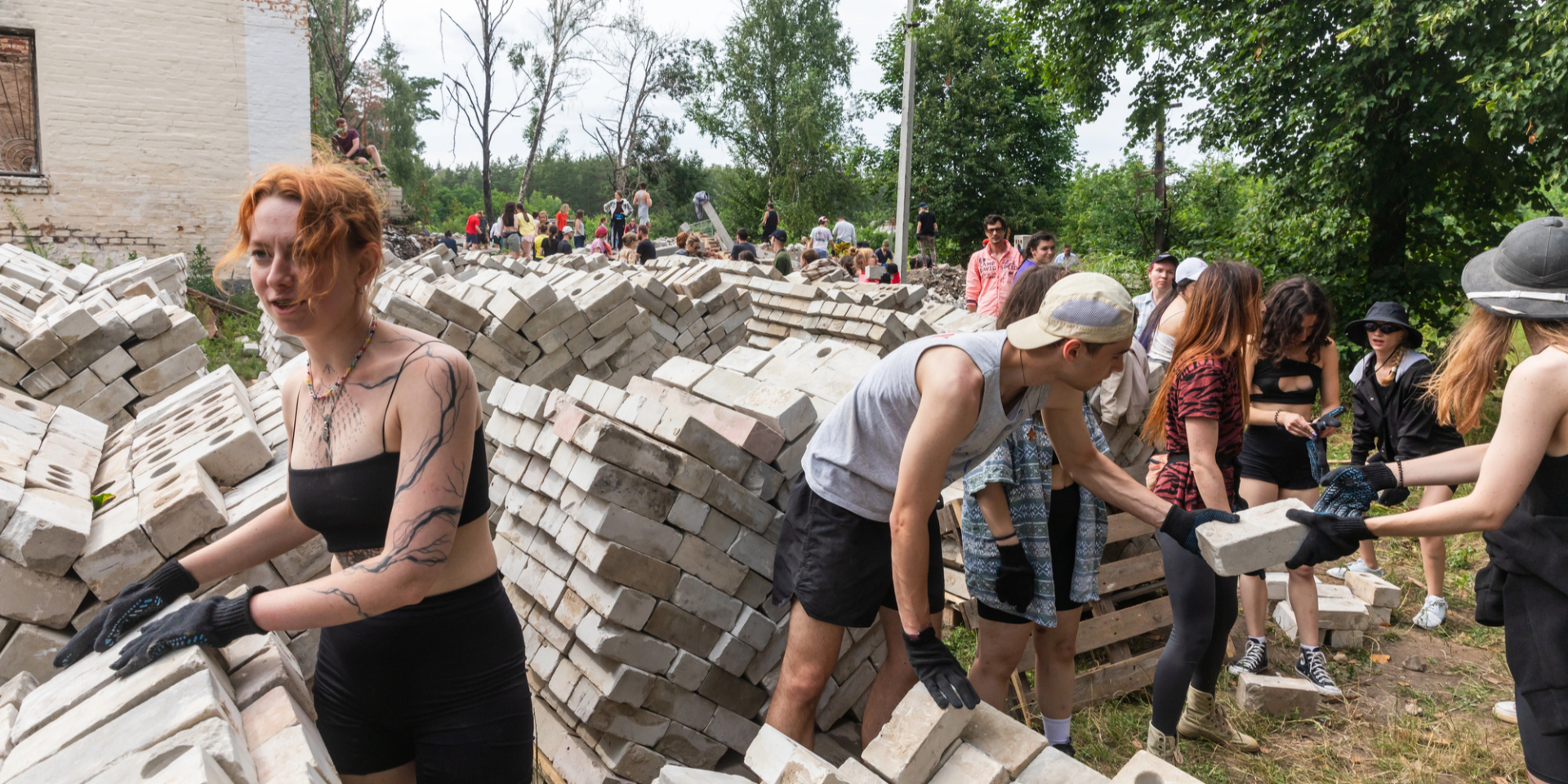 Волонтери з&nbsp;організації Repair Together розбирають завали в&nbsp;постраждалому від російського обстрілу Будинку культури в&nbsp;селищі Ягідне на&nbsp;Чернігівщині (Фото: palinchak/Depositphotos)