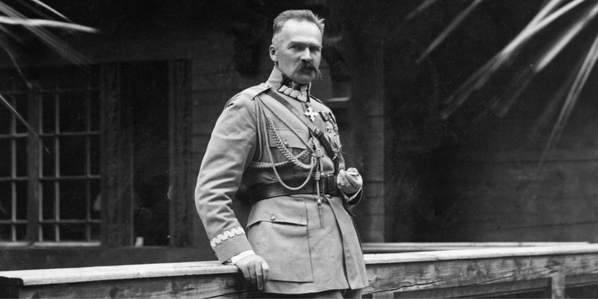 Маршал Юзеф Пілсудський на&nbsp;балконі у&nbsp;Варшаві невдовзі після Травневого перевороту, кінець травня 1926 року (Фото: Bettmann / Getty Images)