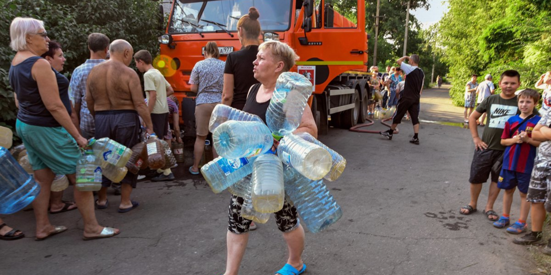 Жителі окупованого Донецька набирають воду з&nbsp;автоцистерни на&nbsp;тлі хронічних проблем із водопостачанням (Фото: Нова газета)