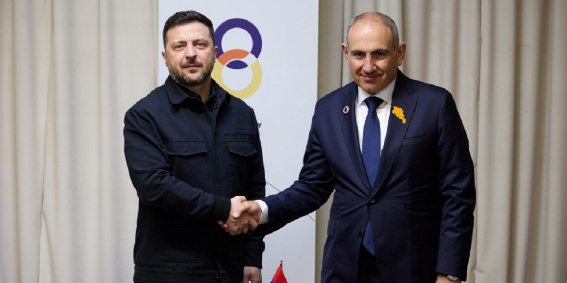 Президент України Володимир Зеленський і прем'єр-міністр Вірменії Нікол Пашинян під час зустрічі у Єревані 4 травня 2026 року (Фото: Офіс президента України)