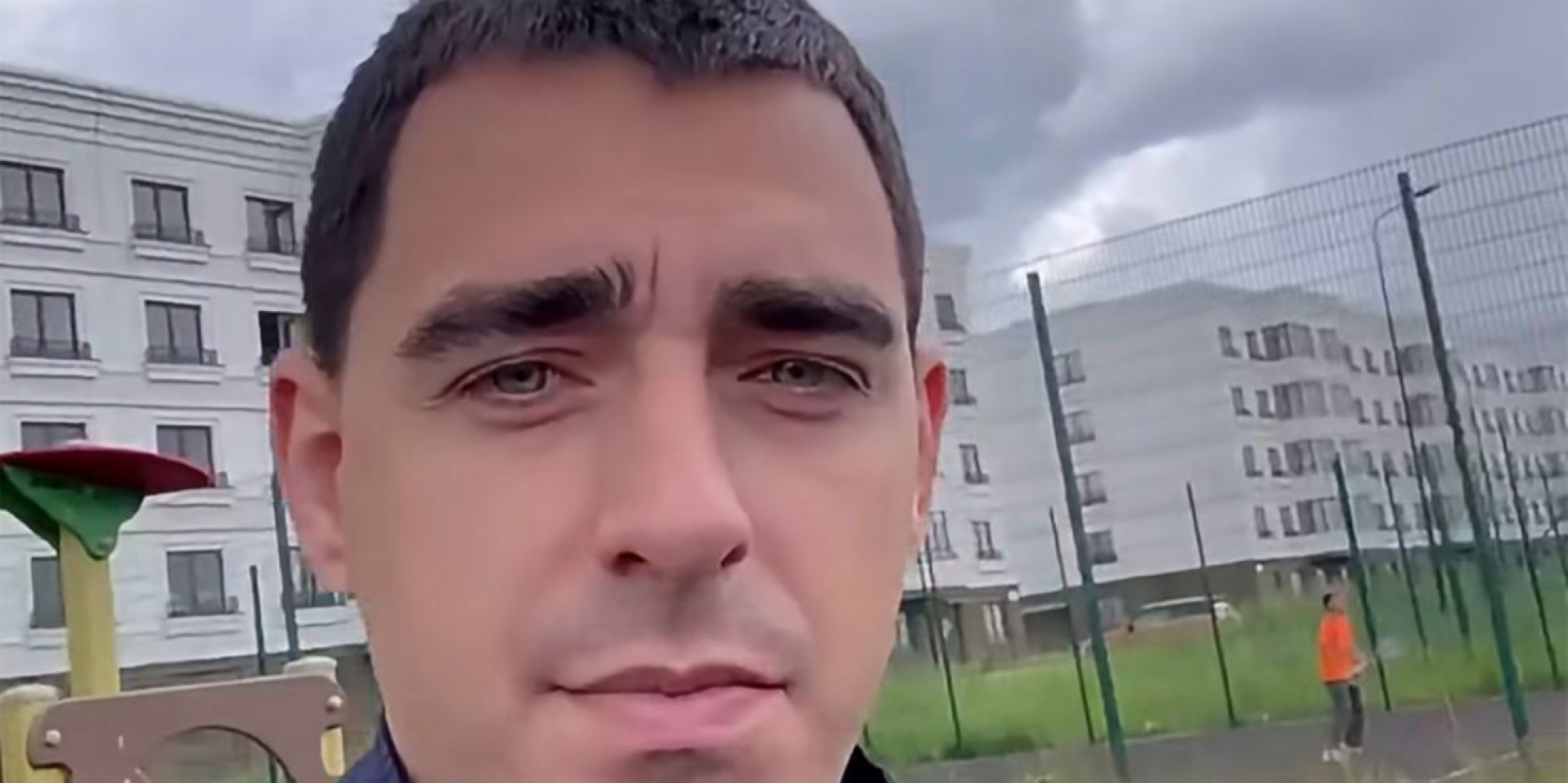 Житель Маріуполя пожалівся на&nbsp;якість новозбудованого кварталу (Фото: Росджерела/Денис Казанський/Facebokk/Скриншот)