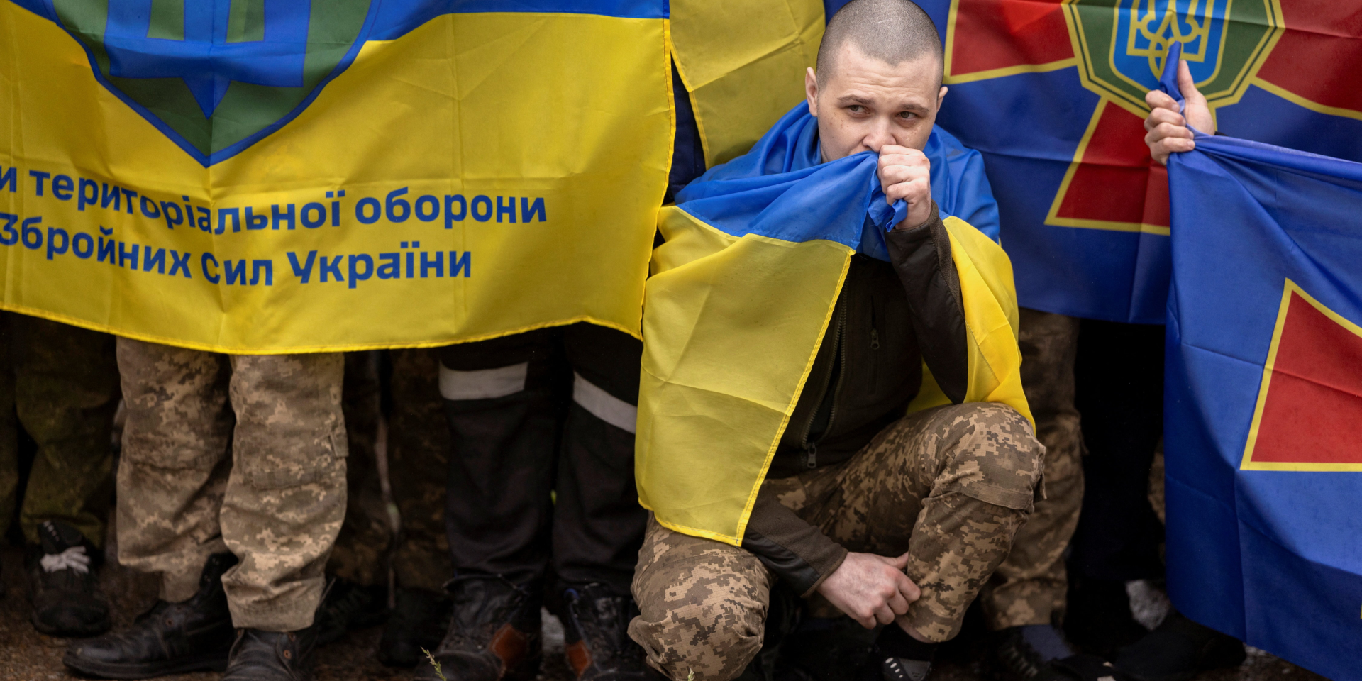 Украинский военнослужащий во&nbsp;время группового фото после обмена военнопленными с&nbsp;Россией 15&nbsp;мая 2026 года (Фото: REUTERS/Thomas Peter TPX IMAGES&nbsp;OF THE DAY)