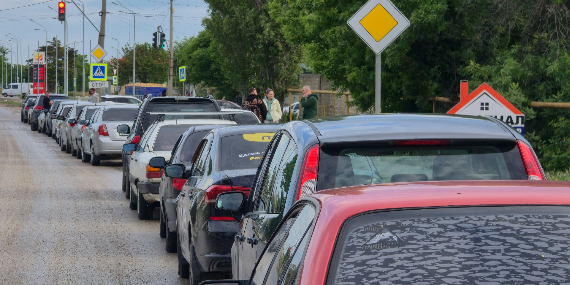 Автомобілі стоять у&nbsp;черзі за&nbsp;пальним. Євпаторія, 3 червня 2026 року (Фото: REUTERS/Alexey Pavlishak)