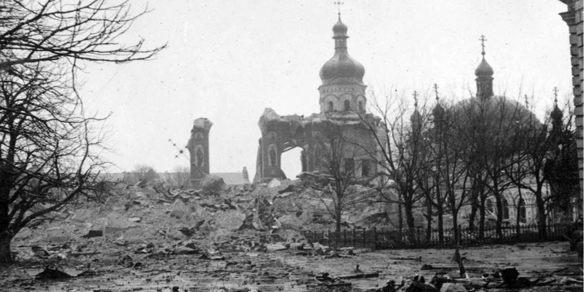 Остатки Успенского собора после взрыва 3&nbsp;ноября 1941 года на&nbsp;фотографии, сделанной через полгода (Фото: Fortepan)