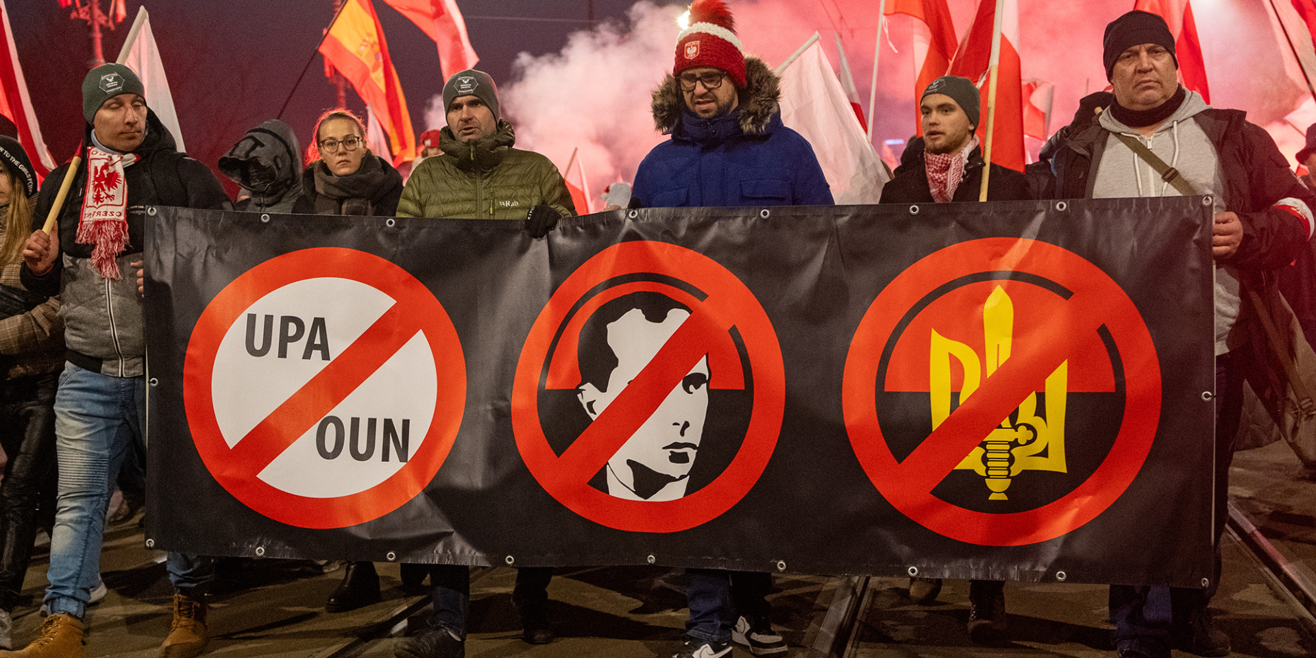 Праворадикальные поляки на&nbsp;Марше Независимости в&nbsp;ноябре 2024 года&nbsp;— тогда впервые с&nbsp;начала полномасштабной войны в&nbsp;Украине в&nbsp;ходе марша были замечены антиукраинские лозунги. (Фото: Marek Antoni Iwanczuk/SOPA Images/LightRocket via Getty Images)