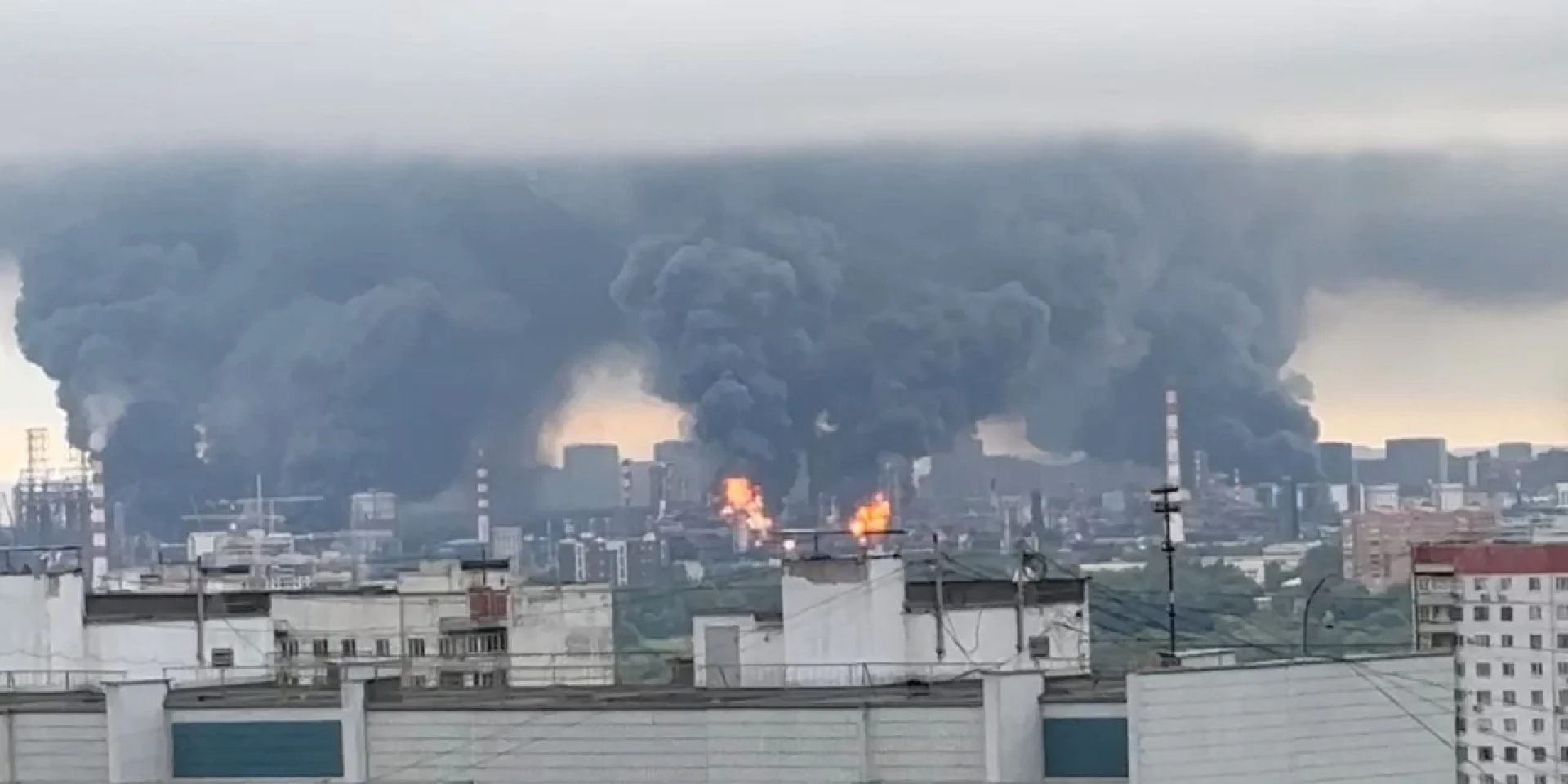Fire at the Moscow Refinery (Photo: SOCIAL MEDIA/via REUTERS)