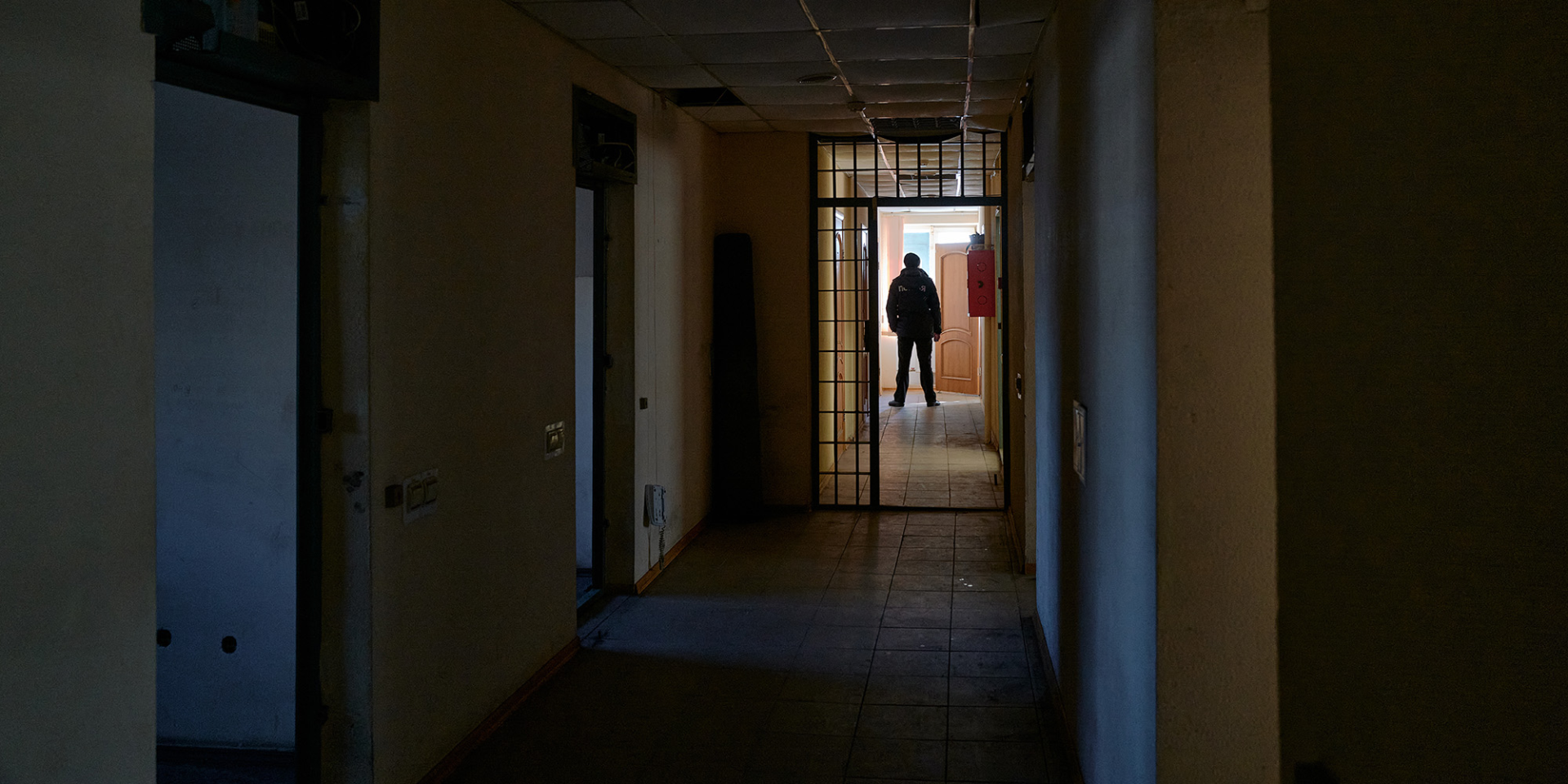 Співробітники прокуратури та&nbsp;поліцейські розслідують воєнні злочини, скоєні російськими окупаційними військами проти місцевого цивільного населення у підвалах та&nbsp;приміщеннях українських виправних установ 4 січня 2023 року в&nbsp;Херсоні, Україна (Фото: Pierre Crom/Getty Images)