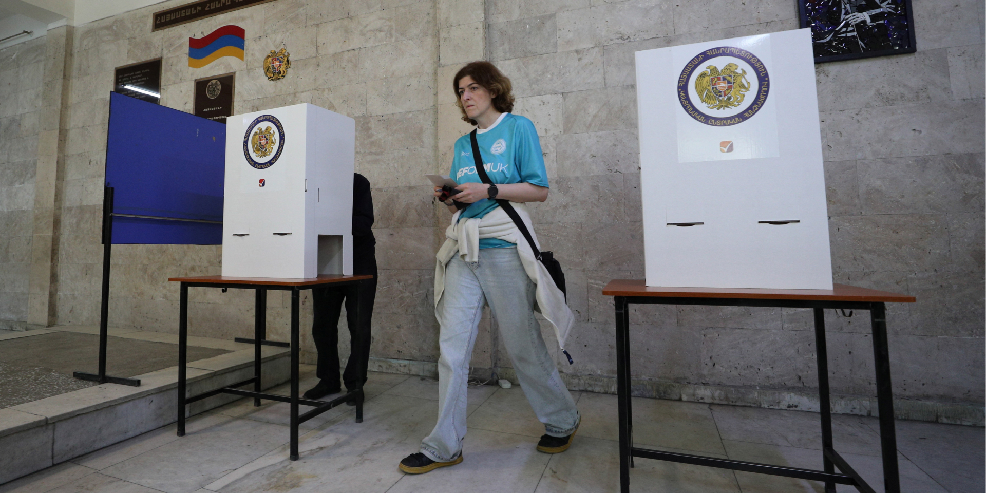 Люди на&nbsp;виборчій дільниці під час парламентських виборів у Єревані, Вірменія, 7 червня 2026 року (Фото: Vahram Baghdasaryan/Photolure via REUTERS)