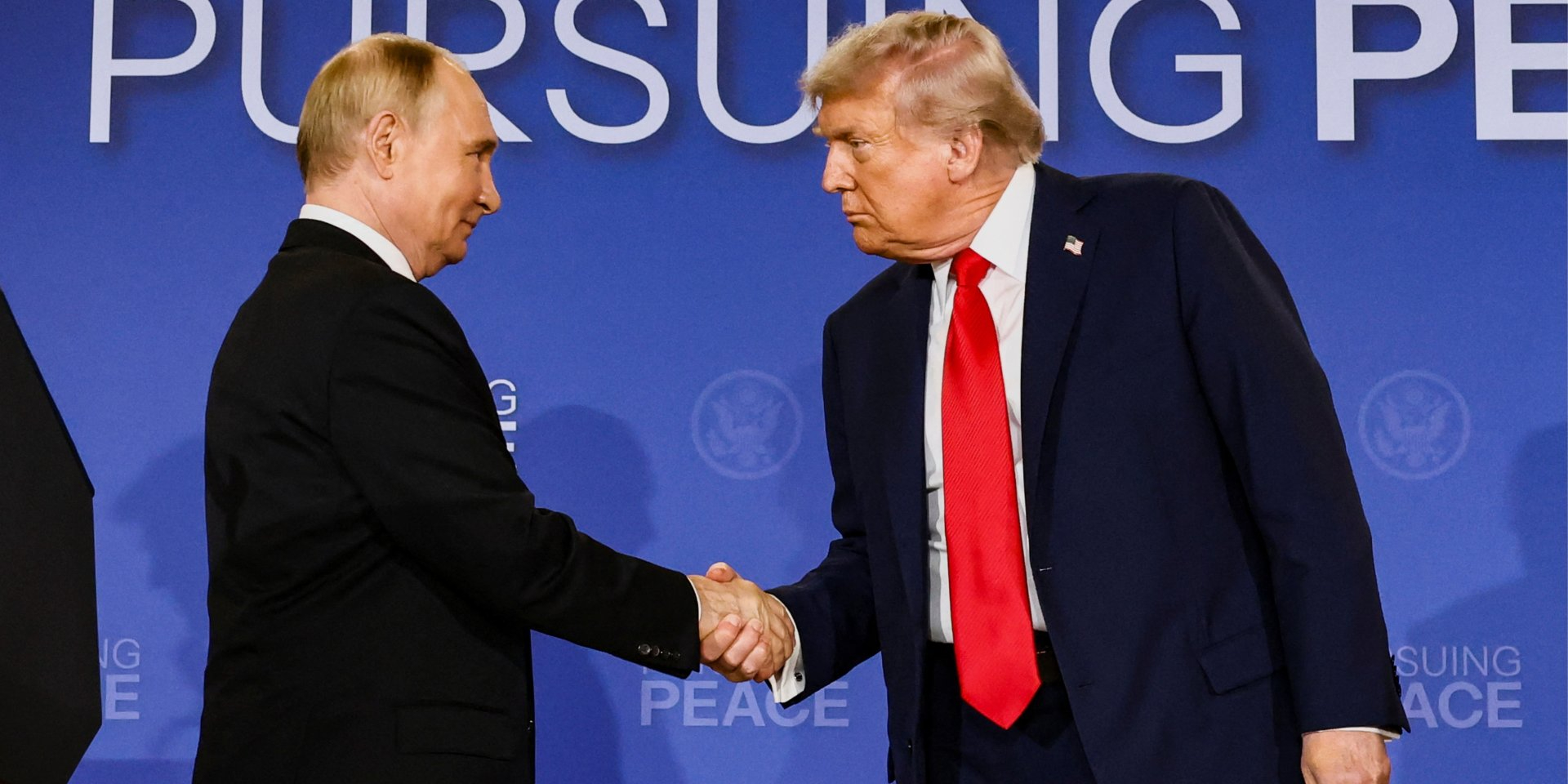 Президент США Дональд Трамп і російський диктатор Володимир Путін під час зустрічі на&nbsp;Алясці, 15 серпня 2025 року (Фото: REUTERS/Kevin Lamarque)