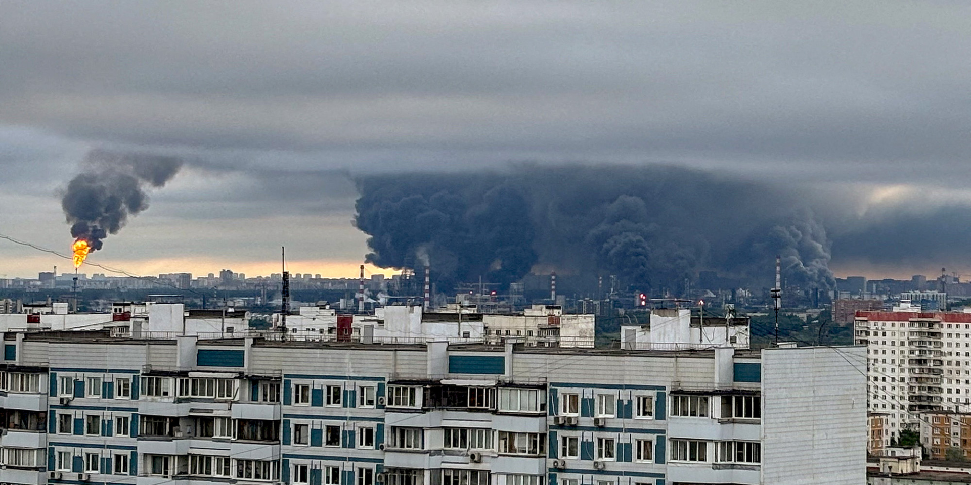 Полум’я та&nbsp;густий дим здіймаються над Московським НПЗ після удару українських дронів. (Фото: Reuters)