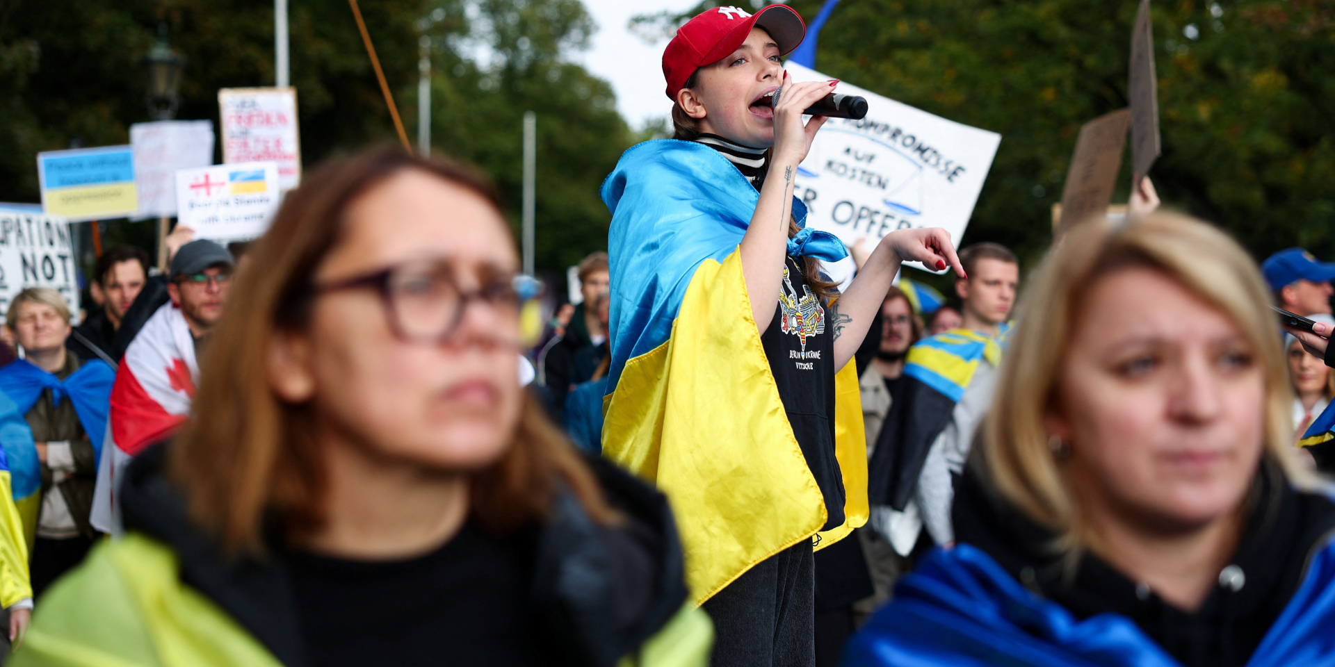 Лише непридатні до військової служби українські жінки та&nbsp;чоловіки зможуть отримати тимчасовий захист у Європі (Фото: REUTERS/Christian Mang)
