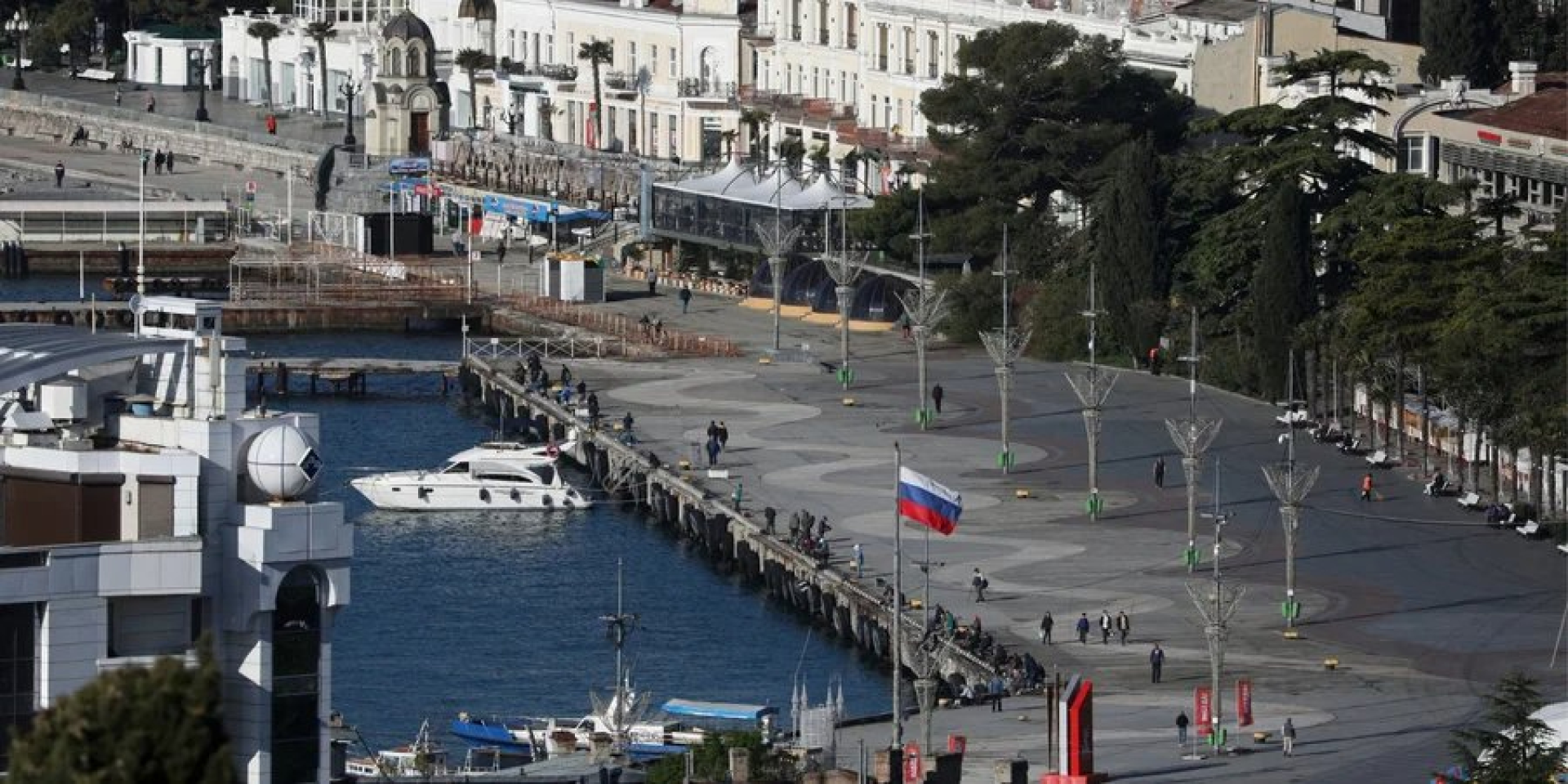 Російський прапор на&nbsp;набережній в&nbsp;окупованій Ялті, Крим, квітень 2025 року (Фото: REUTERS/Alexey Pavlishak)